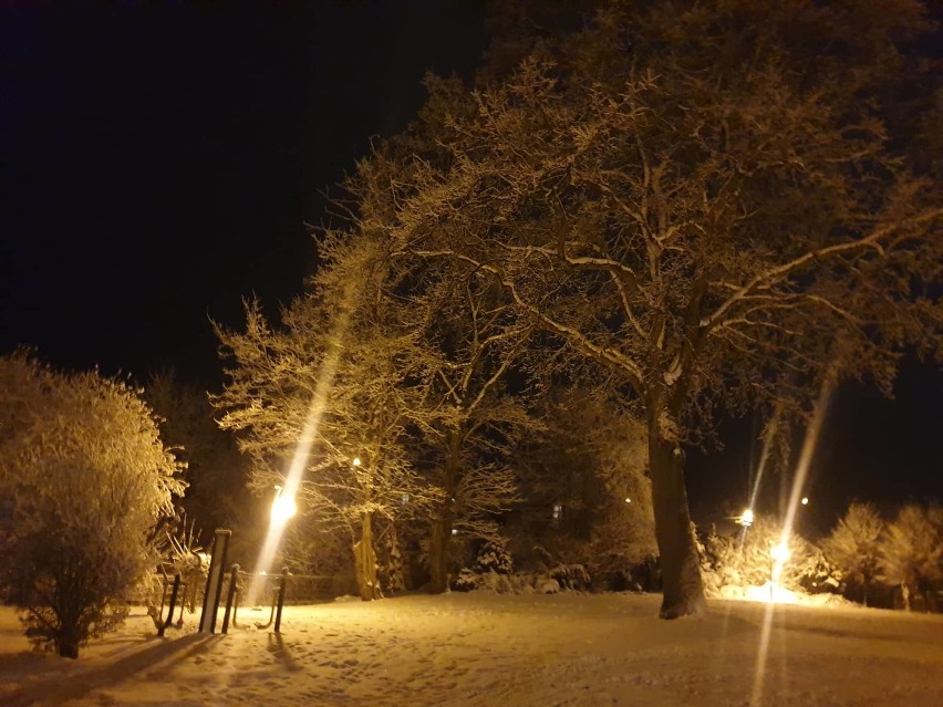 Zima w powiecie kościerskim. Nocne zdjęcia. Solidnie popadało w całym regionie. Uważajcie na drogach [GALERIA]