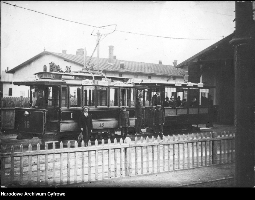 Tramwaje na ulicach miast sprzed 1943 r. Na zdjęciu tramwaj...