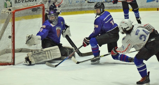 Śląska hokejowa liga juniorów młodszych: UKH Unia Oświęcim - Polonia Bytom 14:0. Na zdjęciu: Filip Witek zdobywa dziesiątą bramkę dla oświęcimian.