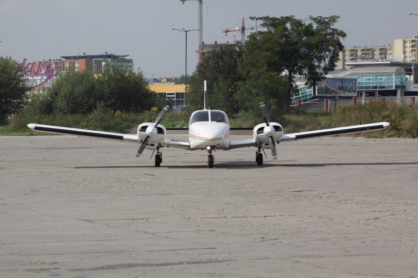 Kraków: PZL M-20 mewa wylądowała w Muzeum Lotnictwa [ZDJĘCIA]