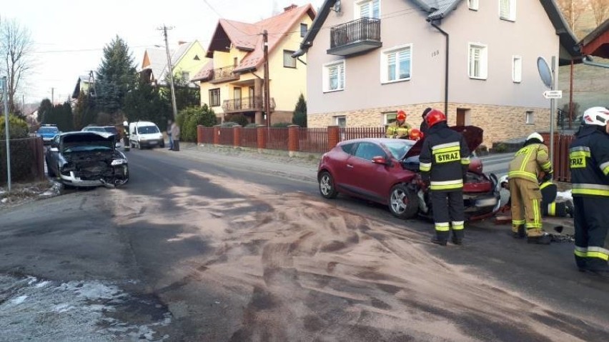 Przysietnica. Czołowo zderzyły się dwa samochody osobowe 