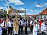 Boże Ciało 2021 w parafii Świętego Bartłomieja w Staszowie. Wspaniała procesja przez centrum miasta [DUŻO ZDJĘĆ] 