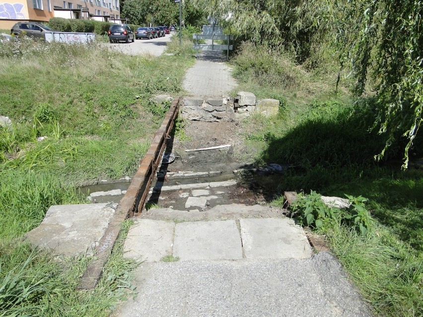 Nie ma kładki nad potokiem na ulicy Siennej w Radomiu, piesi muszą korzystać z przejścia na Grzybowskiej lub... przeskakują potok