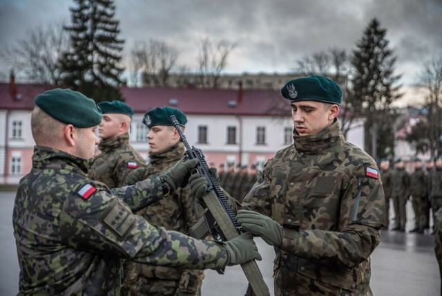 Przekazanie broni w 5 BSP w Przemyślu.