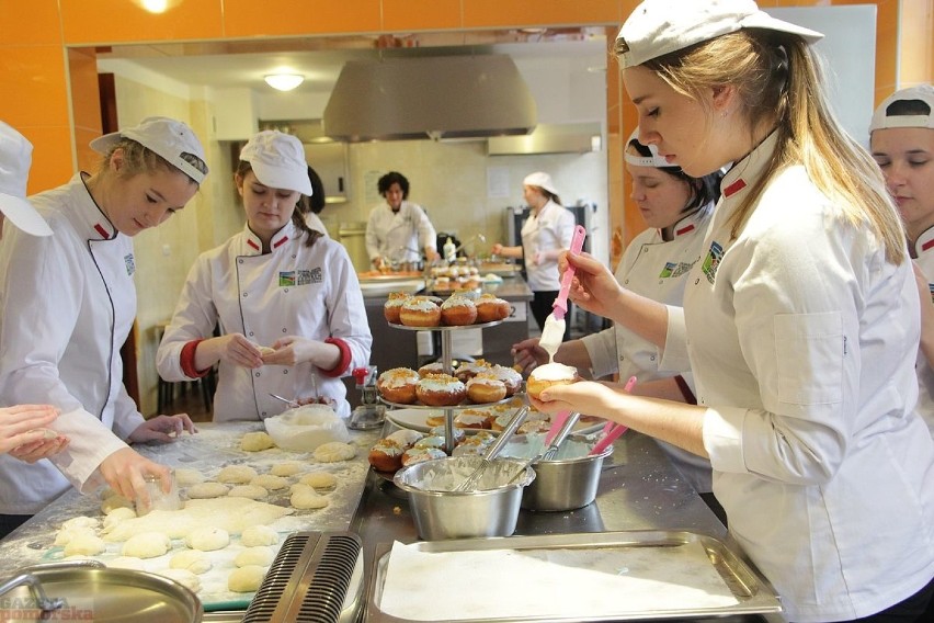 Uczniowie ZS Centrum Kształcenia Rolniczego w Starym Brześciu przygotowują pączki [zdjęcia]