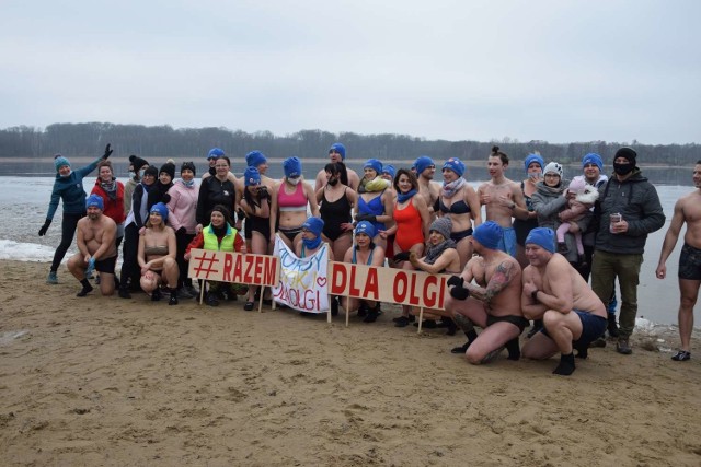 Na plaży w Potrzanowie zebrały się osoby chcące pomóc chorej Oldze