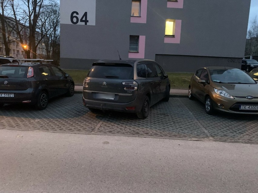 Ulica Mazurska w Kielcach - jedno auto, dwa miejsca zajęte