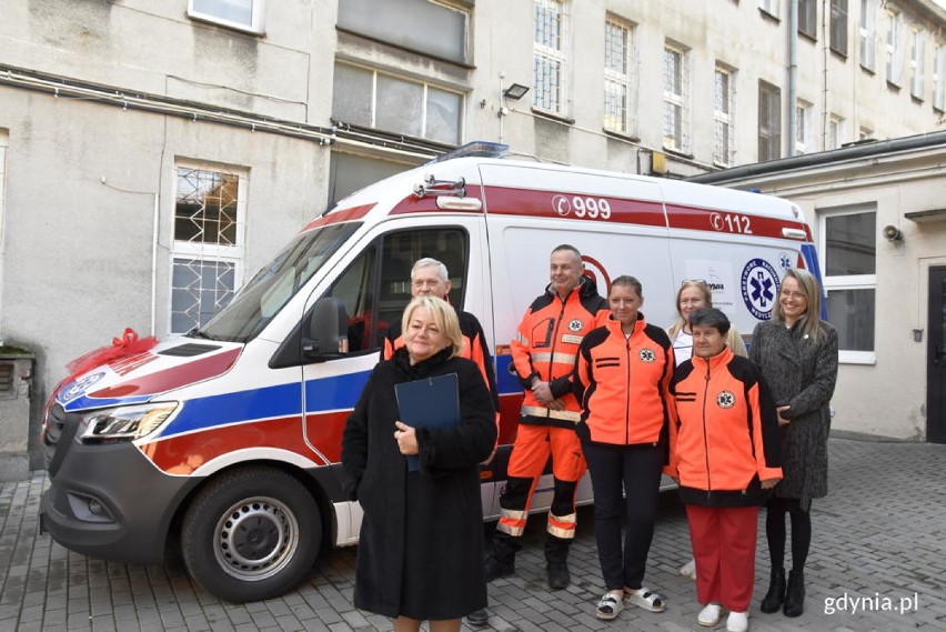 Nowoczesny i dobrze wyposażony mercedes pomoże ratować pacjentów w Gdyni. Ambulans to prezent od miasta dla pogotowia ratunkowego ZDJĘCIA