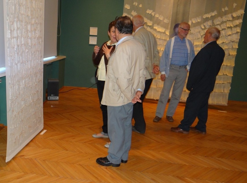 &quot;Przenikanie tkanina/malarstwo&quot; - wystawa Barbary Pierzgalskiej w Muzeum Regionalnym w Radomsku