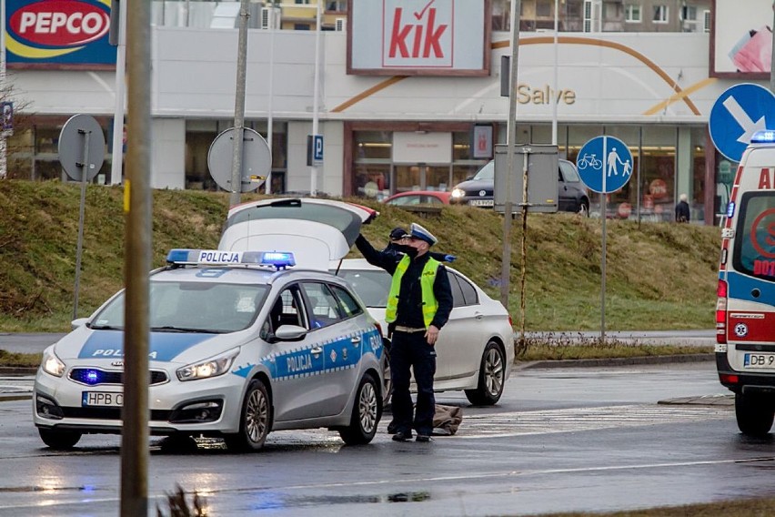 Sprawca potrącenia pieszego na przejściu w Wałbrzychu zatrzymany. Kierowca, który uciekł z miejsca wypadku, ma 75 lat!
