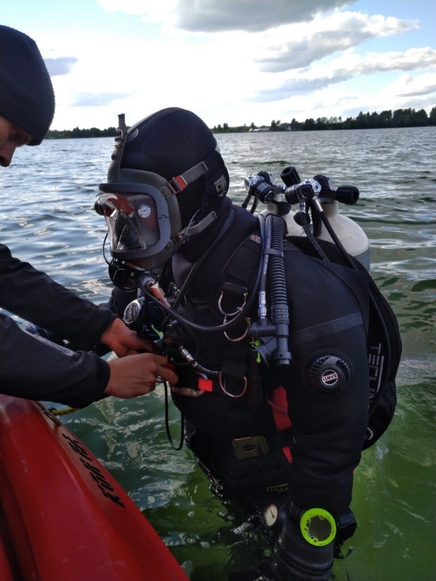 Specjalistyczna Grupa Ratownictwa Wodno-Nurkowego nurkowała nad Jeziorem Białym w Okunince. Zobacz, jak doskonaliła swoje umiejętności