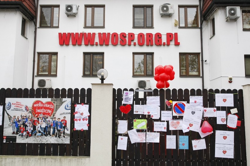 "Jurek, nie rezygnuj! Siedziba WOŚP oblepiona kartkami ze wsparciem. Pojawiły się spontanicznie [ZDJĘCIA]