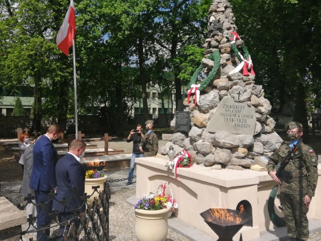 Przybyłe delegacje złożyły wieńce i kwiaty przed pomnikiem 2. Pułku Piechoty Legionów i 4. Pułku Saperów w wojskowej części Cmentarza Katedralnego.