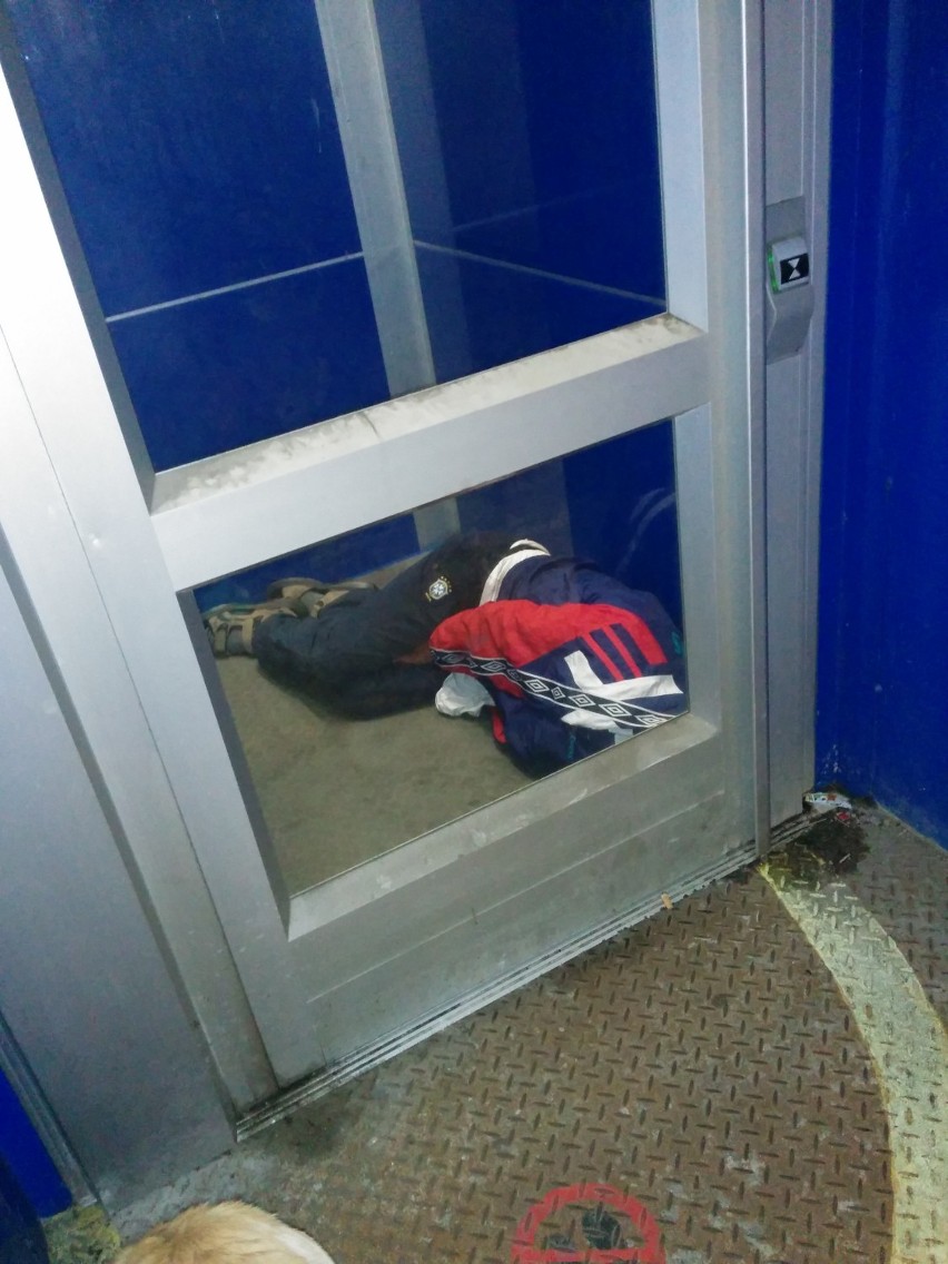 Bezdomni w windzie przy dworcu PKP w Zawierciu