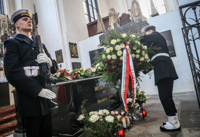 Wojewoda Dariusz Drelich złożył wieńce przy sarkofagu Macieja Płażyńskiego w Bazylice Mariackiej