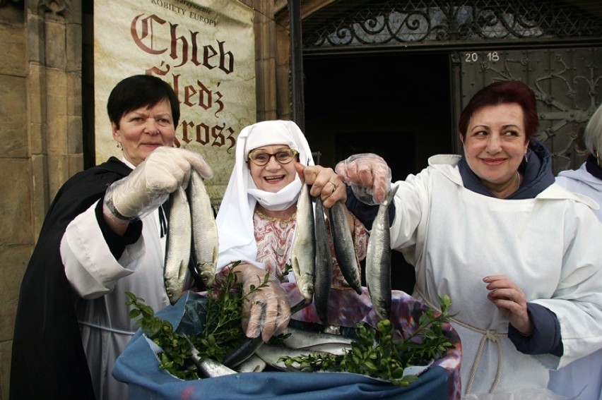 Kobiety Europy rozdawały chleb, grosz, i śledzie w Legnicy