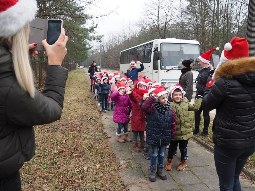 Mikołajki z PP 10 w Radomsku z darami dla schroniska