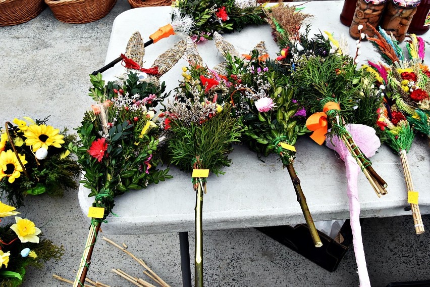 Gorlice. Dworzysko zasypane kwiatami. Na razie to jedyne miejsce w mieście, gdzie widać wiosnę [ZDJĘCIA]