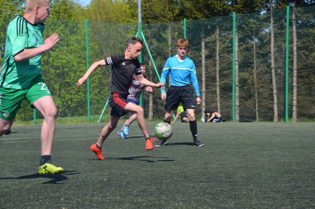 14 drużyn z powiatu grudziądzkiego wzięło udział w Turniej Piłki Nożnej Drużyn 7-osobowych, który odbył się w Linowie 