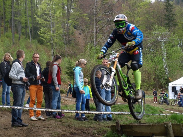 Downhill w Wiśle. Zjazd w dół na rowerze, popularny downhill, od lat gości na wiślańskim Stożku.