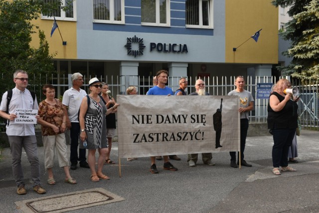 Dzisiaj o godz. 18. pod Komendą Miejską Policji w Toruniu odbył się protest pod hasłem "Stop instytucjonalnej przemocy". Protestujący chcieli wyrazić sprzeciw wobec, ich zdaniem, upolitycznianiu policji oraz przypadkom przemocy stosowanym przez policję wobec obywateli.

Zobacz także: Lista Płac 2018. Tak zarabiają pracownicy Sądu Rejonowego w Toruniu [sędziowie, asystenci, asesorzy, referendarze, kuratorzy, sekretarki]

Wydarzenie zorganizowane było przez Toruński Strajk Kobiet. Oto zdjęcia z tego wydarzenia.

Więcej informacji: TUTAJ

Protest przeciw upolitycznianiu policji pod Komendą Miejską Policji w Toruniu [ZDJĘCIA]