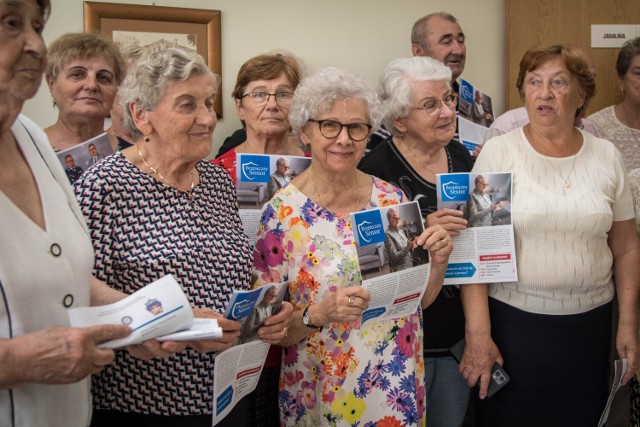 Seniorzy z Bochni otrzymali przygotowane ulotki informacyjne akcji „Bezpieczny senior"