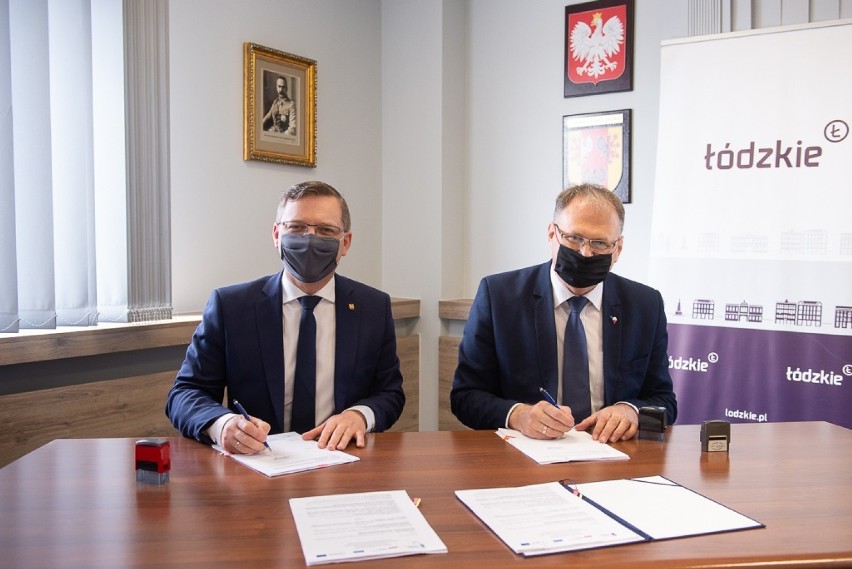 Radomsko: prezydent Jarosław Ferenc podpisał umowę na dofinansowanie budowy ul. Stolarzy