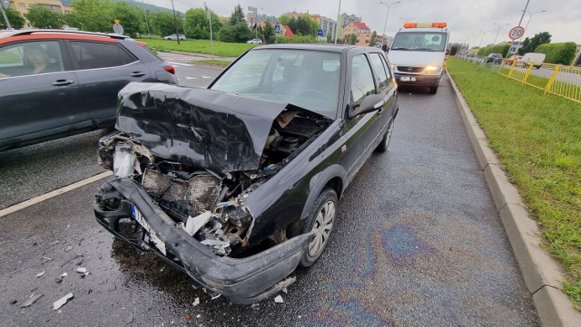 Po zderzeniu aut na ulicy Krakowskiej w Kielcach zaczęły tworzyć się korki. Zobacz więcej w dalszej części galerii >>>