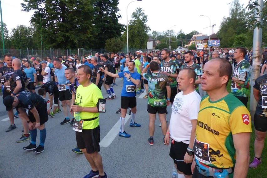 Tysiąc osób pobiegło w 5. Nocnym sieBiega Półmaratonie Kieleckim. Byli zawodnicy z Japonii i Australii [ZNAJDŹ SIĘ NA ZDJĘCIACH, WIDEO]