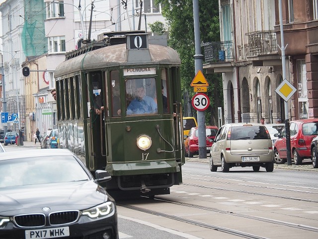 W wakacyjne weekendy po Łodzi znów kursuje linia turystyczna, a kursy są wykonywane zabytkowymi tramwajami i  autobusami