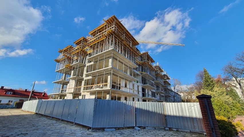 W Starachowicach trwa budowa nowoczesnego apartamentowca. Już nabiera właściwych kształtów [ZDJĘCIA]