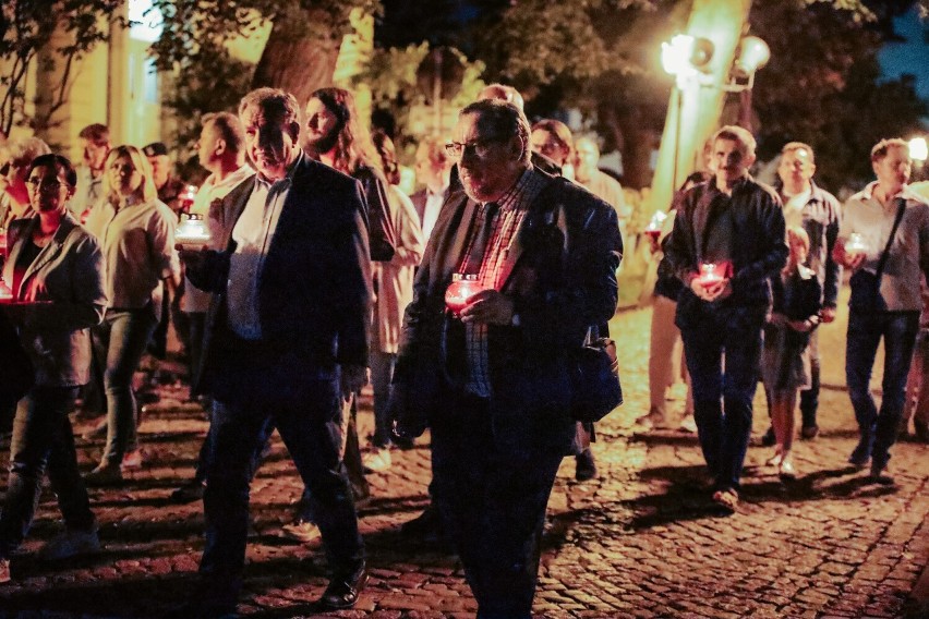 W Rzeszowie ponownie upamiętniono ofiary sowieckiej napaści na Polskę. Była msza i przemarsz przed krzyż ofiar komunizmu [ZDJĘCIA, WIDEO]