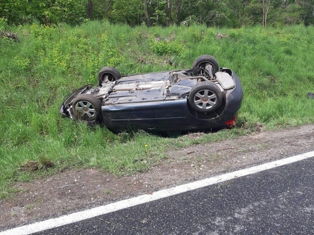 Do wypadku doszło w sobotę 18 maja krótko przed godziną 12. Volkswagen, którym podróżowała tylko jedna osoba, wypadł z łuku drogi i po wjechaniu na pobocze, dachował. Kobieta zdołała o własnych siłach opuścić samochód jeszcze przed przyjazdem na miejsce służb ratunkowych.

- Kierująca została przebadana przez lekarza pogotowia, ale nie stwierdzono u niej poważniejszych obrażeń - mówi kpt Karol Smarz, rzecznik prasowy Komendy Miejskiej Państwowej Straży Pożarnej w Bydgoszczy.

Na miejscu interweniowali strażacy z OSP KSRG w Mąkowarsku, i z JRG 3 w Bydgoszczy wraz z policją. Po wypadku na drodze krajowej 25 obowiązywał ruch wahadłowy. 


Flesz - wypadki drogowe. Jak udzielić pierwszej pomocy?

