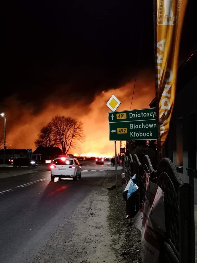 Wielki pożar przy ul. Zakrzewskiej w Kłobucku z 4 marca. Spłonęło 26 hektarów suchych traw.