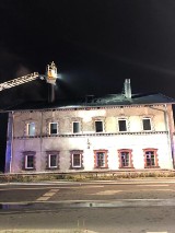 Pożar w Czeladzi. Płonął dach kamienicy przy ul. Nowopogońskiej. Dwie osoby trafiły do szpitala, 12 ewakuowano
