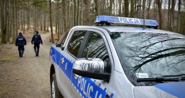 Policja szukała mężczyzny, który utknął autem w lesie