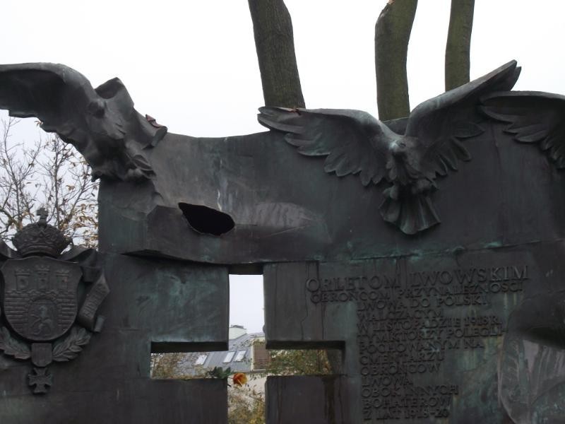 Wrocław: Pomnik Orląt Lwowskich zdewastowany (ZDJĘCIA)