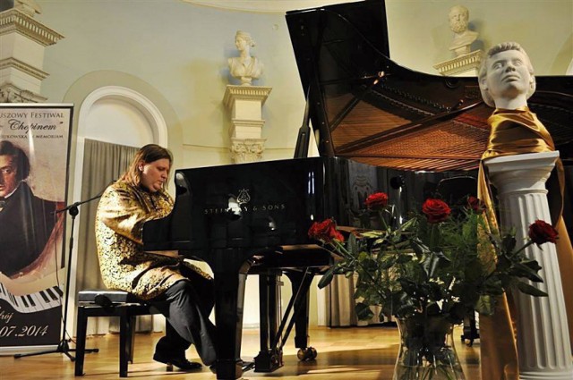 Krystian Tkaczewski, dyrektor artystyczny Lata z Chopinem, ustanowił nowy rekord buskiego festiwalu: bisował aż pięć razy!