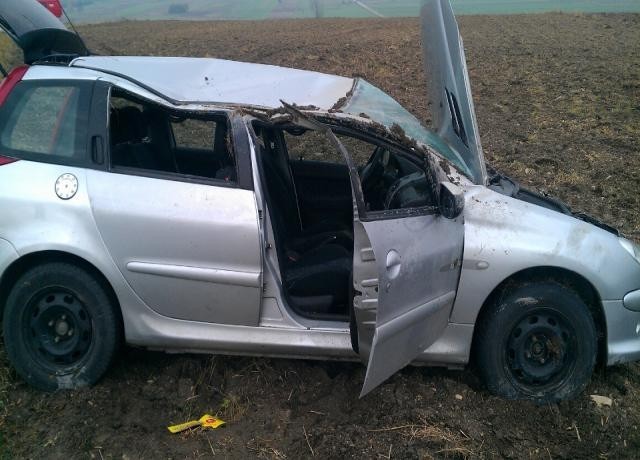 Po przybyciu na miejsce zdarzenia zastępu OSP Małogoszcz i zastępu z Jednostki Ratowniczo Gaśniczej w Jędrzejowie stwierdzono dachowanie samochodu osobowego marki Peugeot. Pojazd którym podróżowały dwie osoby znajdował się w rowie. Zarówno kierowca jak i pasażer Peugeota opuściły pojazd przed przybyciem zastępów straży.