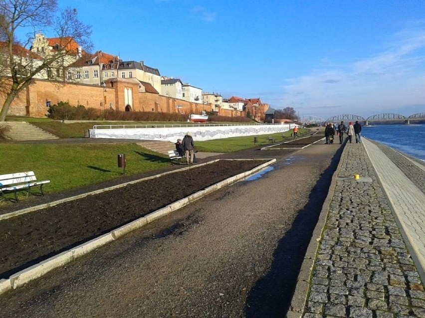 Znany z dawnych czasów zakaz „nie deptać trawników” nie...