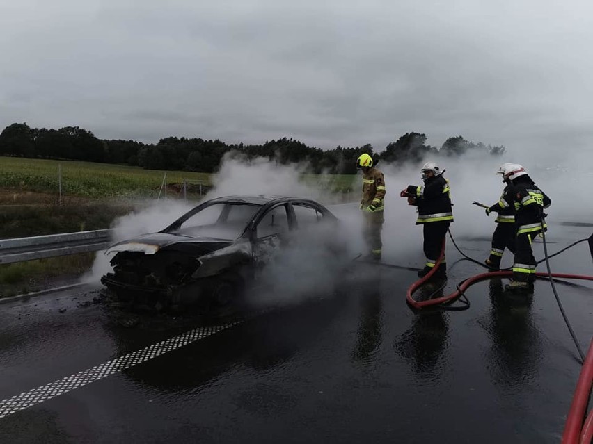 Na drodze S5 w sobotę 26 września kompletnie spłonął samochód osobowy