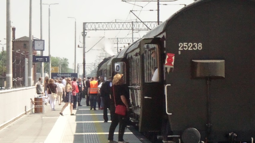 Drezyniarz wyruszył na trasę. Pociąg turystyczny zatrzymał się na stacji w Obornikach i w Ryczywole