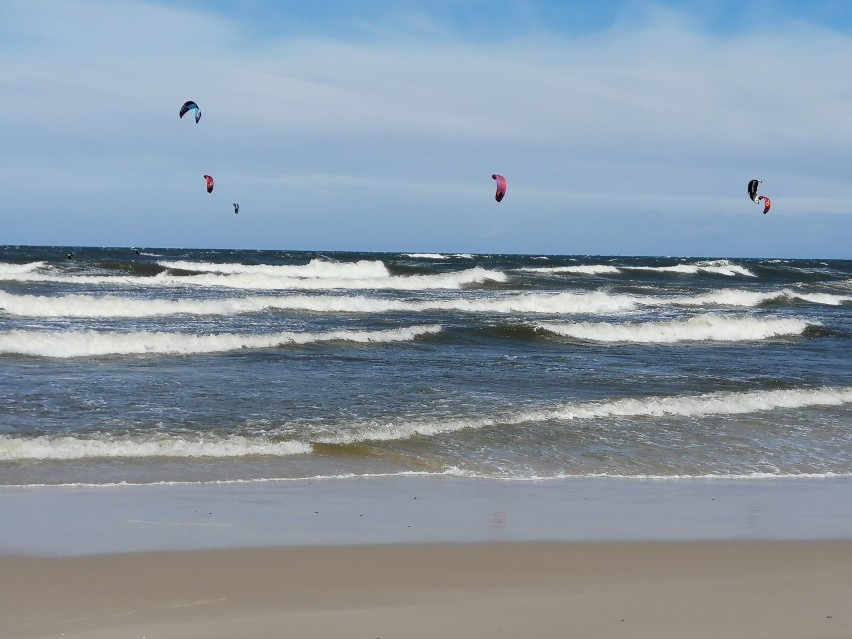 Ale wiało w Kołobrzegu! Kitesurferzy ruszyli na plażę. Korzystali z wiatru, fal i słońca