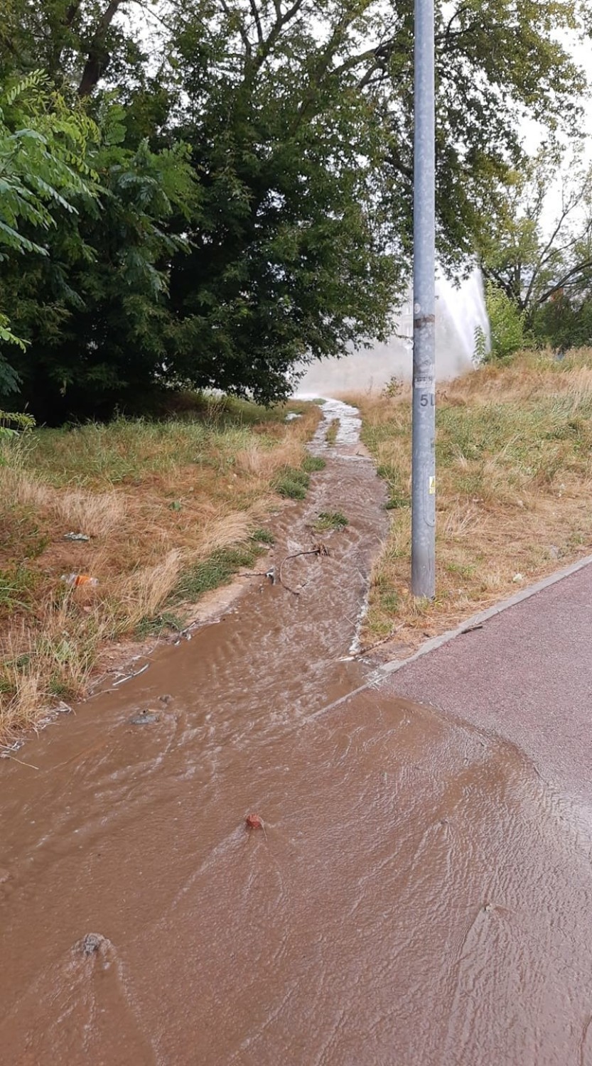 Woda z pękniętej rury niedaleko Galerii Słonecznej...