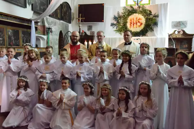 Dzieci z parafii Podwyższenia Krzyża Świętego  w Pruszczu Gdańskim przystąpiły do I Komunii Świętej