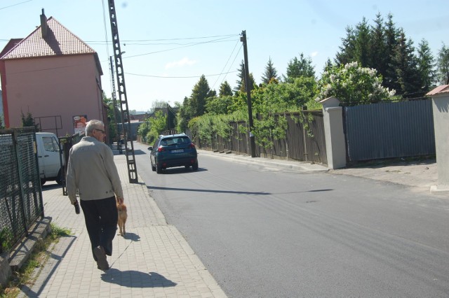 W przededniu czerwca zakończono kładzenie nowego asfaltu na ul. Przecznica. Przed remontem, z  powodu dziur,  jeżdżono tu slalomem.