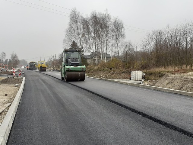 Prace na Jasionce w jędrzejowskiej strefie ekonomicznej znów ruszyły. Mieszkańcy już mogą przejechać asfaltową drogą.
