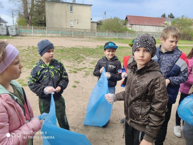 Śmieciu precz. Brudzie precz. Ład, porządek dobra rzecz....Uczniowie z Nowej Wsi Zbąskiej sprzątali okoliczne tereny