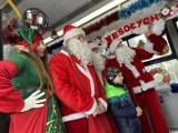 Miejski autobus zamienił się w świąteczny pojazd Świętego Mikołaja! Ależ to była radość dla dzieci! 