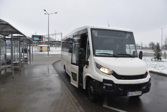 Autobus rozpoczyna kurs w Tarnowie z przystanku obok parkingu Park & Ride i po ponad dwóch godzinach jest w Wysowej Zdroju